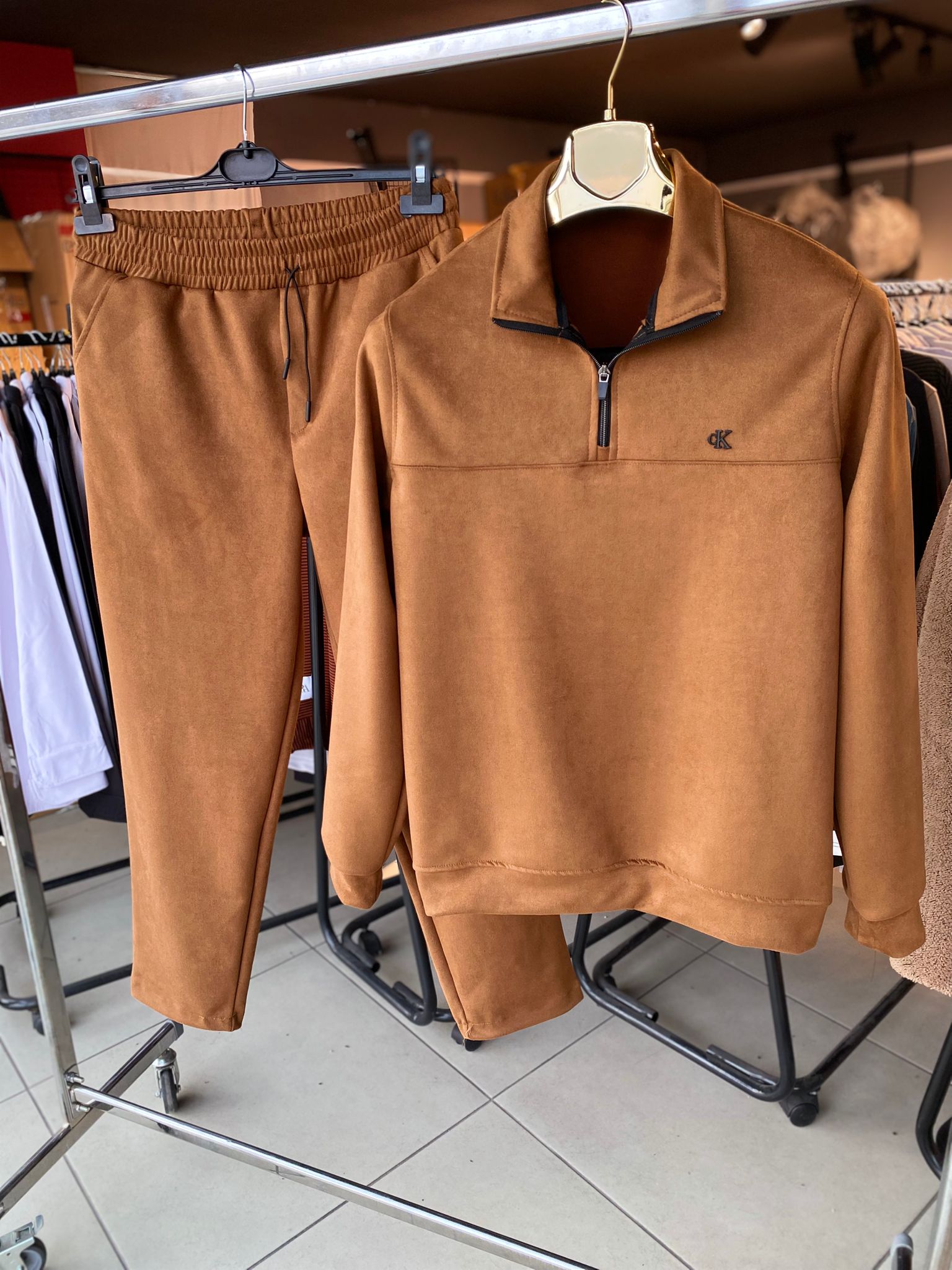 Ck-yarim-fermuar-suet-takimlar.jpg Calvin Klein Yarım Fermuarlı Süet Takım - Görsel 1